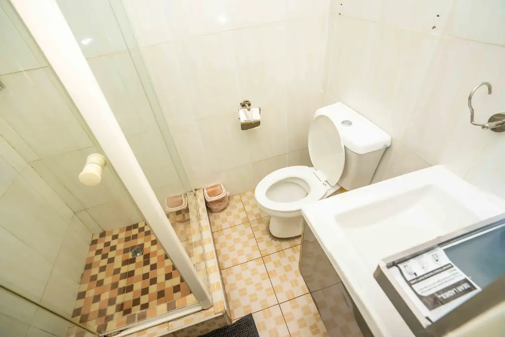 Shower & Toilet